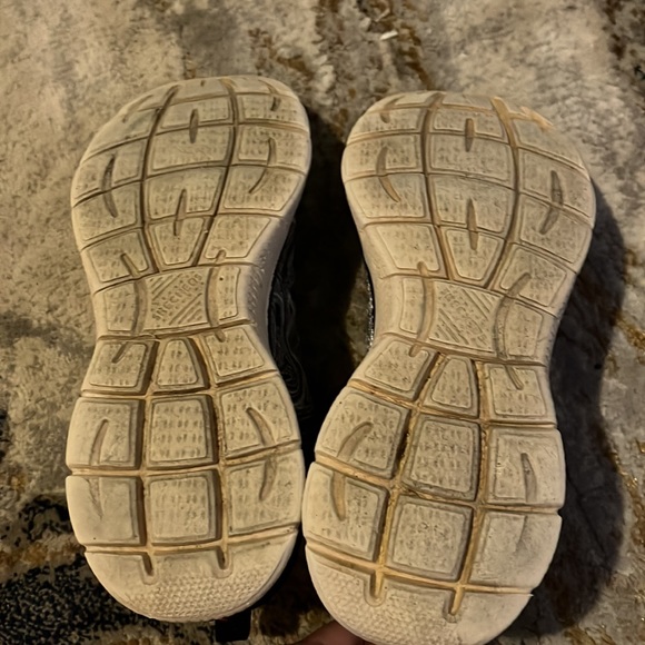 Skechers Black and White Swirl Patterned Sneakers 5/$18 Sale - Picture 4 of 6